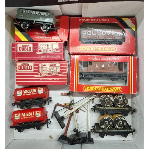 175 - Small bundle of Hornby Dublo etc model railway rolling stock and accessories