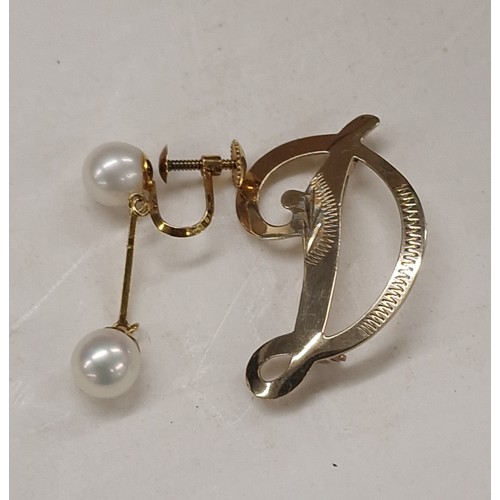 333 - 3.5 cm 9 ct gold letter D brooch and single 14 ct gold pearl earring