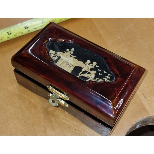 91 - Small lacquered trinket box with carved cork top containing assorted dress jewellery including some ... 