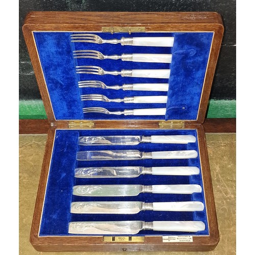 25 - Walker and Hall EPNS fish knife and fork set with mother of pearl handles and hallmarked silver coll... 