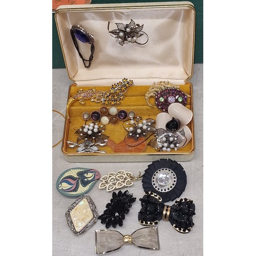 227 - Vintage jewellery box with 20 x assorted costume/dress brooches