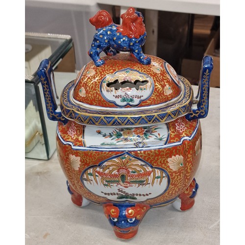 9 - 23 cm wide and 33 cm tall Japanese Imari pattern tureen