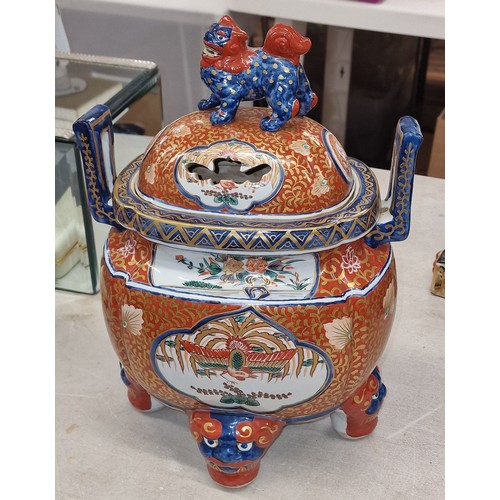 9 - 23 cm wide and 33 cm tall Japanese Imari pattern tureen