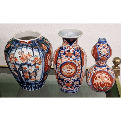 86 - Trio of Japanese Imari pattern items including double gourd vase, other vase and ginger jar with chi... 