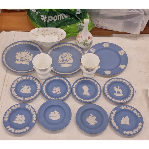 90 - Collection of 15 x items of Wedgwood being plates, dishes and vases