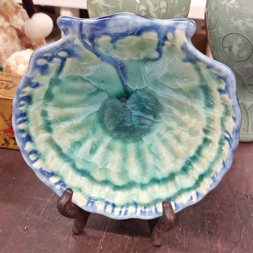 199 - Vintage 18.5 cm diameter Edgcomb Potters shell shaped dish/plate on wooden display stand