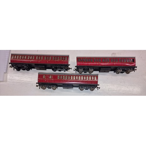 91 - Set of 3 x Hornby Meccano tin model railway carriages