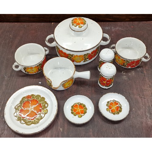 105 - Bundle of retro Midwinter Stonehenge Nasturtium table ware including lidded casserole pot, salt and ... 