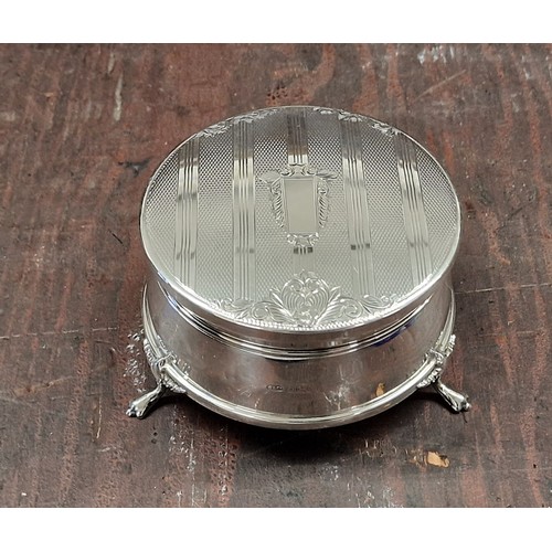 10 - 1915 Cartouch Birmingham hallmarked silver jewellery/trinket box on 3 legs, couple of minor dents - ... 