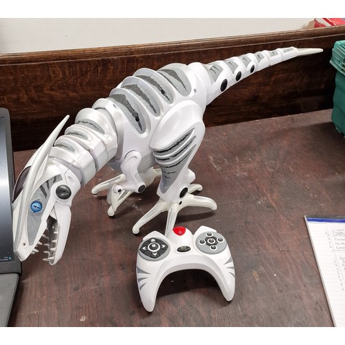 70 - WowWee roboraptor dinosaur very good condition and working