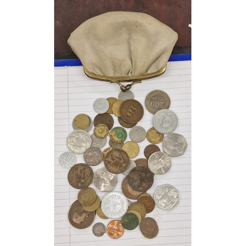 227 - Vintage leather coin purse with assorted mixed coinage