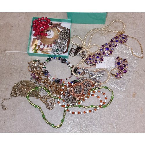 55 - Small jewellery case with assorted costume and dress jewellery