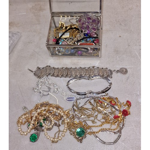 118 - Small glass jewellery box with assorted costume and dress jewellery