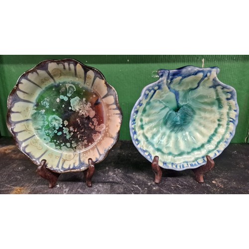 92 - Vintage 19 cm diameter Edgcomb Potters ruffle edge dish on wooden display stand & similar shell shap... 