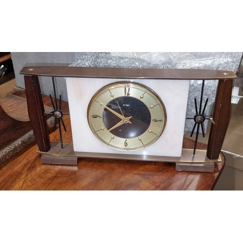 39 - 1060's retro Metamec quartz mantle clock in clean working order