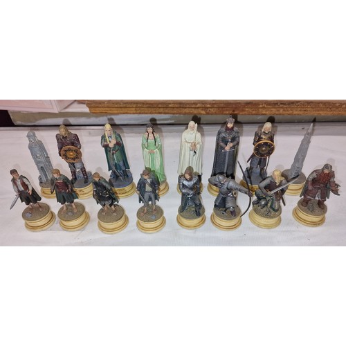204 - Lord of the Rings full set of painted lead chess pieces (no board) - 1 with broken off piece but pre... 