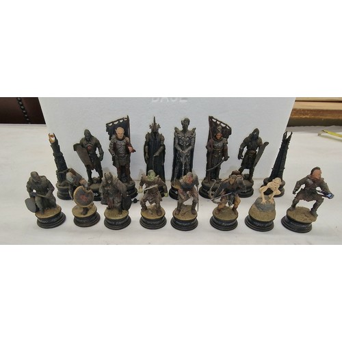 204 - Lord of the Rings full set of painted lead chess pieces (no board) - 1 with broken off piece but pre... 