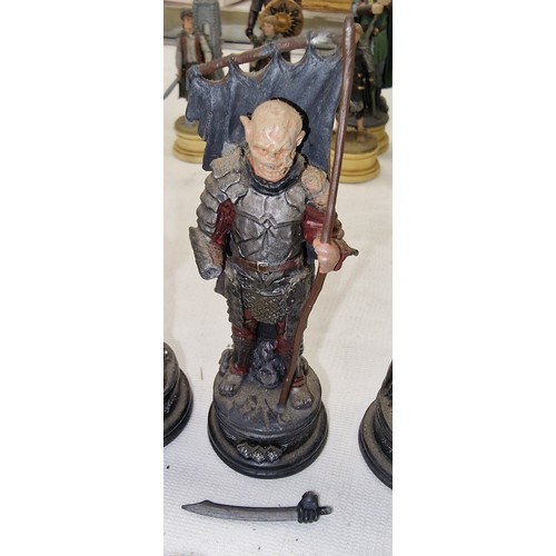 204 - Lord of the Rings full set of painted lead chess pieces (no board) - 1 with broken off piece but pre... 