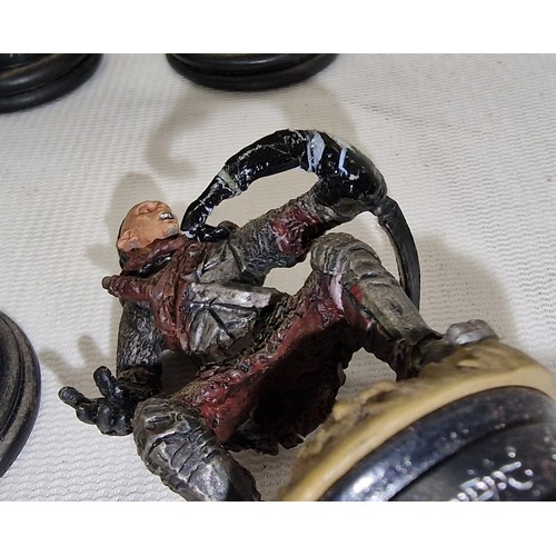 204 - Lord of the Rings full set of painted lead chess pieces (no board) - 1 with broken off piece but pre... 