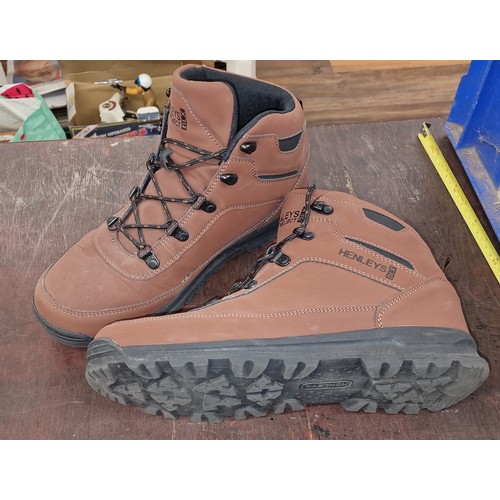 193 - Pair of unboxed as new Henleys DLX boots size 10