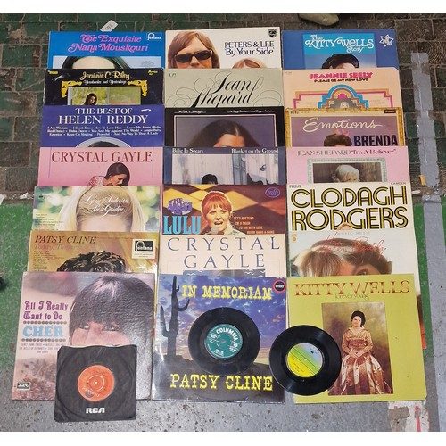 62 - Female solo artist (many country) bundle of 21 x vinyl albums and 3 x vinyl singles in varying avera... 