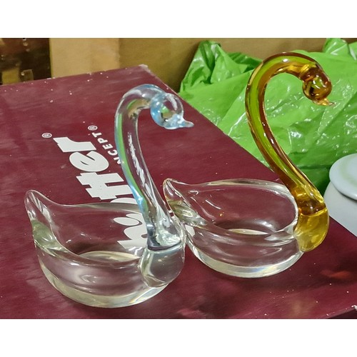 131 - Pair of 11.5 cm tall vintage art glass swan shaped ashtrays/candle holders/dishes