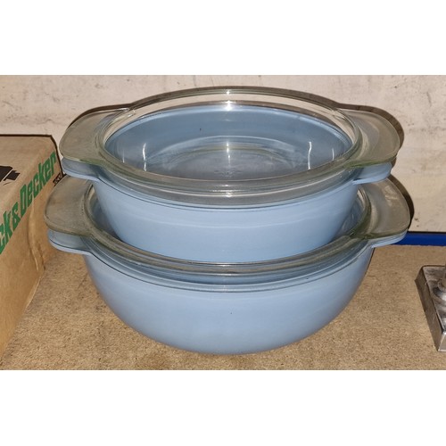 199 - Graduated pair of vintage sky blue Pyrex pots with lids