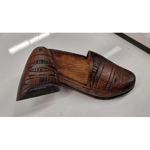 1 - 11 cm long, 19th century carved wooden shoe shaped snuff box