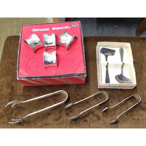 15 - Boxed and unused Grenadier silversmiths set of four x silver plated napkin rings, EPNS spoon and foo... 