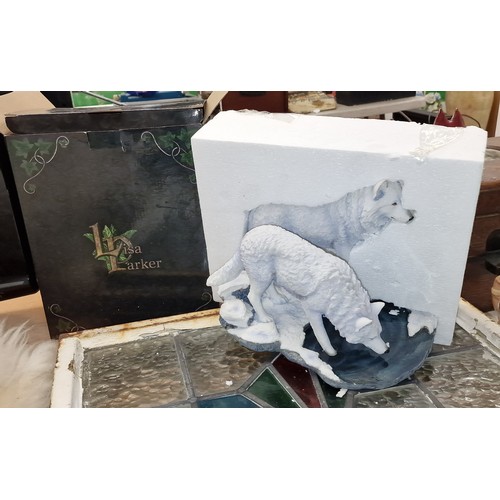 181 - Boxed as new 25 x 18 x 18 cm, Lisa Parker Nemesis Now, 'Warriors of Winter' snow wolves figure