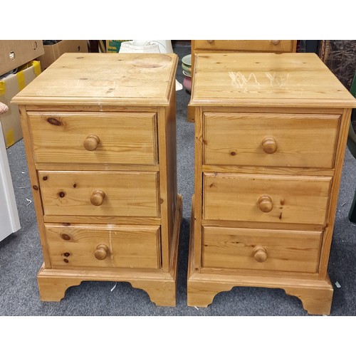 276 - Pair of 40 x 42 x 67 cm pine 3 drawer bedside chests