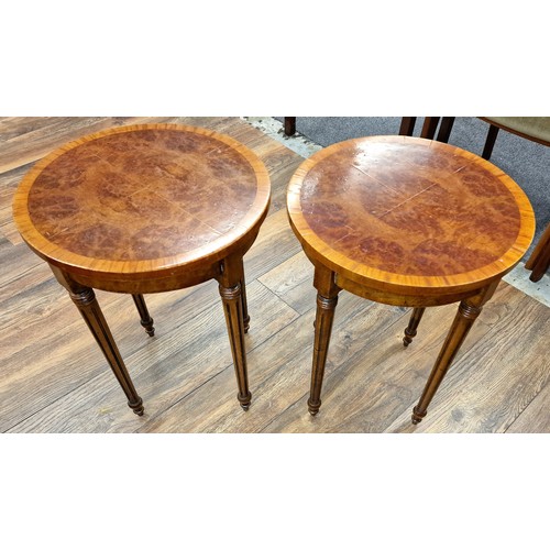 275 - Pair of 51 cm tall and 38.5 cm diameter Edwardian walnut spindle leg tables