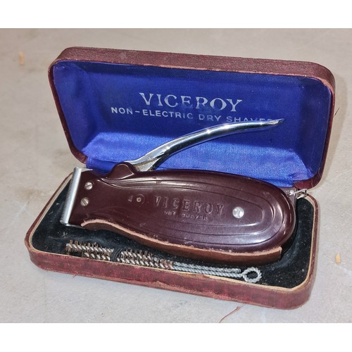 300 - Vintage Viceroy non electric shaver in original case