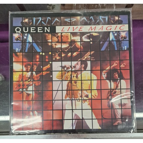 64 - Queen Live Magic vinyl album in gatefold sleeve and very good condition, A-3J-1-2/B-2U-1-6