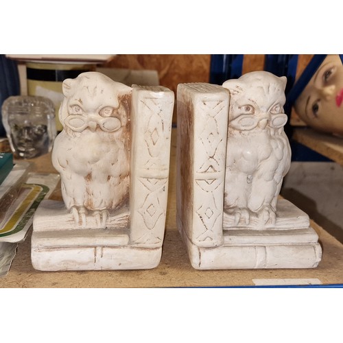 106 - Pair of approx’ 14 cm tall 1930’s plaster ware owl book ends – couple of very minor nicks