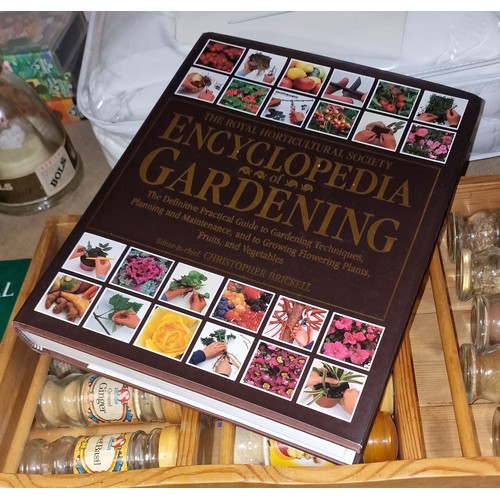 110 - 1992 first edition RHS large encyclopaedia of gardening 647 page book in excellent condition