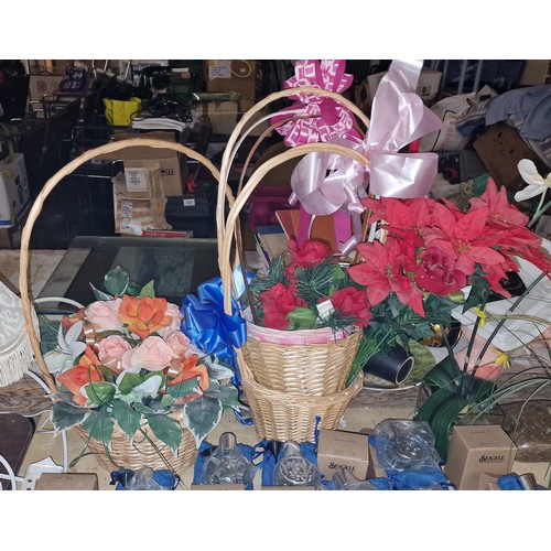 207 - 5 x assorted size wicker gift baskets with artificial posies and flowers