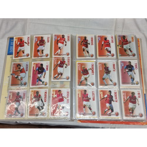 420 - 2006/2007 Shoot Out trading card folder with near complete set of cards