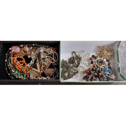 100 - Small box of assorted costume/dress jewellery