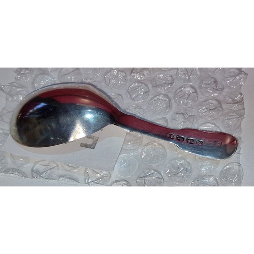 518 - 1824 London hallmarked Georgian silver tea caddy spoon with engraved flower pattern bowl