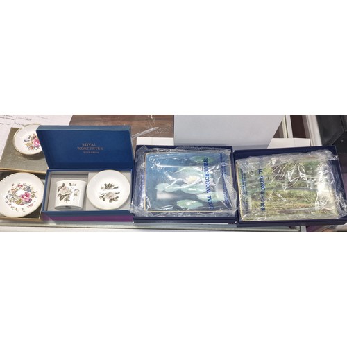 70 - Boxed and mint trio of Royal Worcester 16 x 21 cm Monet plates (2 the same), boxed graduated pair of... 