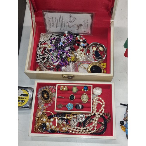 61 - Cream jewellery case and contents