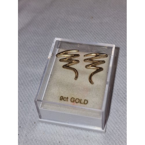 434 - Pair of new 9 ct gold squiggle earrings