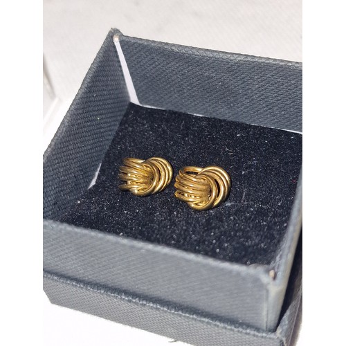 435 - Pair of 9 ct gold 8 interlock ring earrings