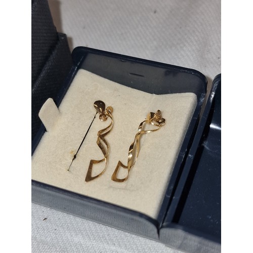 433 - Pair of 9 ct gold swirl dangle earrings