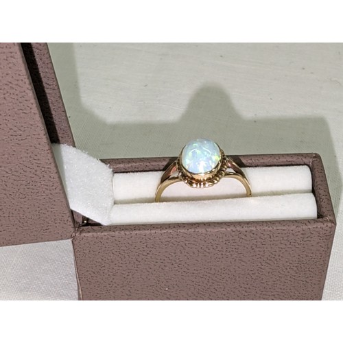 430 - 9 carat gold with opal cabochon ring size L - 1.6 gm