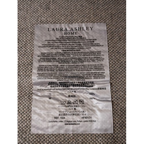 112 - Approximately 180 x 140 cm Laura Ashley 100% wool patterned rug - benefit from freshen up