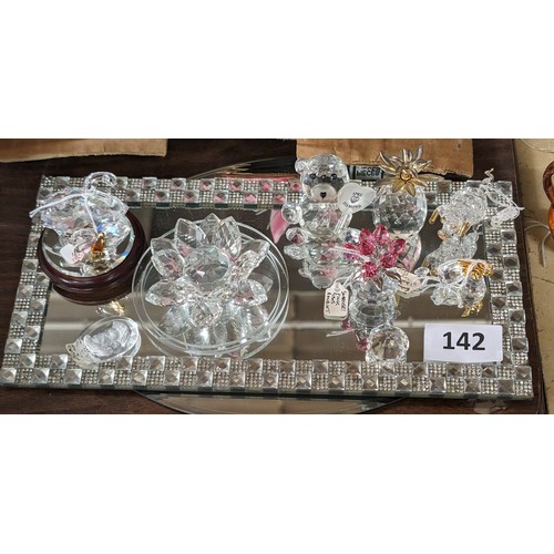 142 - Small bundle of assorted crystal figures/trinkets and 2 x mirrored trays