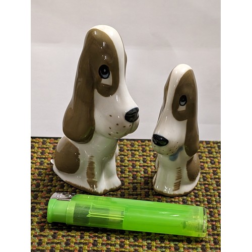 173 - Graduated pair of Szeiler Bassett hounds, largest 9.5 cm
