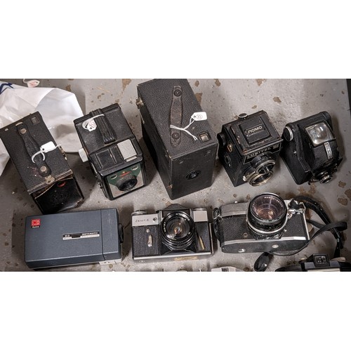 327 - Job lot of assorted vintage cameras and lenses